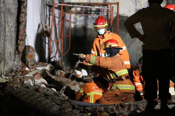 Tetimpa Dinding, Pekerja di Surabaya Tewas