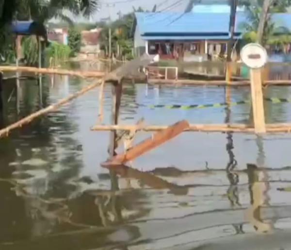 Warga Sukawinatan Palembang Terendam Banjir