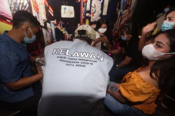 Razia Vaksinasi, Pengunjung Hiburan Malam di Bogor Langsung Disuntik