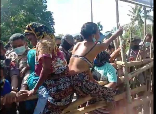 Emak-emak Kembali Telanjang Dada Hadang Polisi Tolak Pembangunan Waduk Lambo