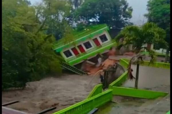 Hujan Deras, Bangunan Bertingkat di Padangsidimpuan Ambles ke Sungai