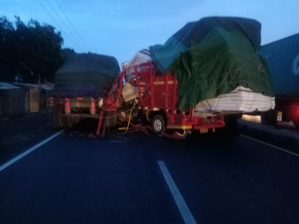 Kecelakaan di Pantura Indramayu Truk Colt Diesel Tabrak Trailer