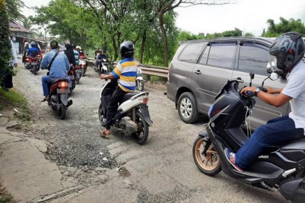 Rusak Parah, Jalan Alternatif Menuju RSUD Balaraja Tangerang