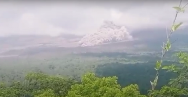 Gunung Semeru Kembali Luncurkan Guguran Awan Panas, Warga Sekitar Panik