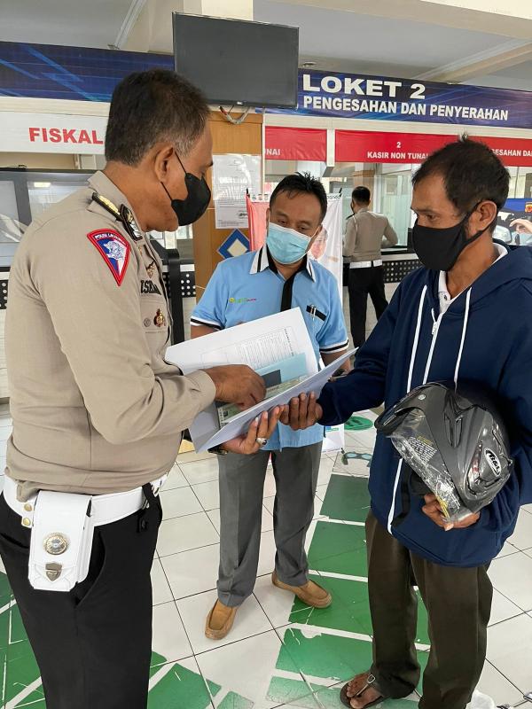 Setelah Dapat Hadiah Sepeda Motor Baru saat Vaksinasi, Kini Iing Terima SIM C dan STNK