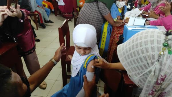 Vaksin Covid-19 Perdana untuk Anak-anak Usia 6-11 Tahun di Bangka Barat