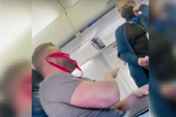 Celana Dalam Merah Jadi Masker, Penumpang Pria AS Disepak dari Pesawat United Airlines