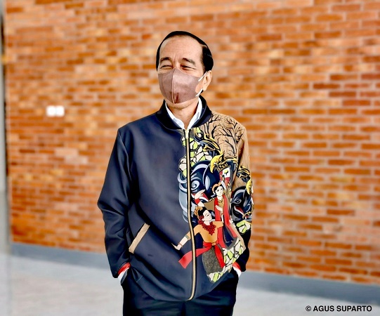 Presiden Jokowi Kenakan Jaket Motif Kayu Jati dan Penari Tayub Karya UMKM