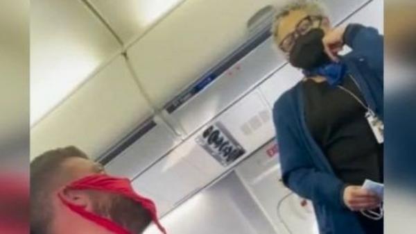 Pakai Celana Dalam Perempuan untuk Masker, Penumpang Pria Diusir dari Pesawat
