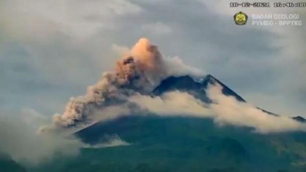 Gunung Merapi Erupsi, Mengeluarkan Awan Panas Guguran Sejauh 2 Kilometer