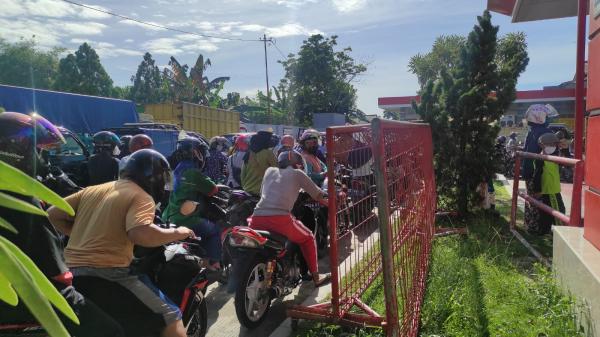 Stok Pertamax Terbatas, Antrian Panjang Kendaraan Terjadi di SPBU Muntok