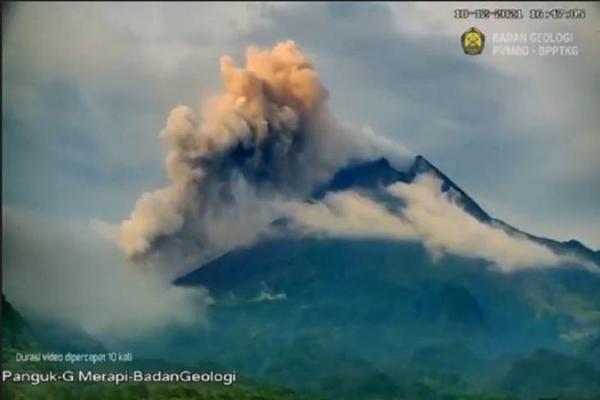 Gunung Merapi Luncurkan Awan Panas Sejauh 2 Km ke Arah Barat Daya