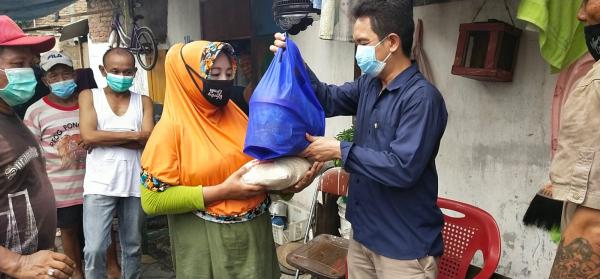 Komunitas Tolong Menolong Bagikan Paket Corona ke Warga Kolong Jembatan Tol Tambak Asri