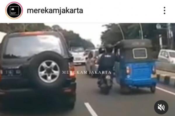 Aksi Jambret Nekat Rampas HP Penumpang Bajaj yang Sedang Berjalan Bikin Geleng-Geleng Kepala