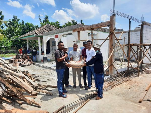 Warga Sukaluyu Karawang Dapat Bantuan Material Bangun Majelis Taklim