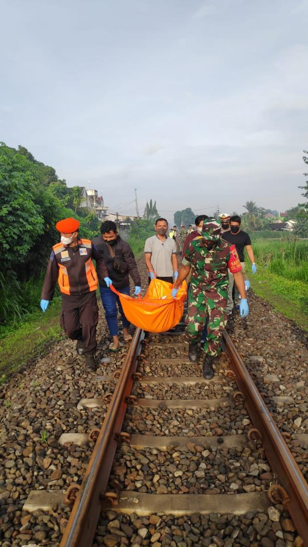 Jalan-jalan pasca Subuh, Tubuh Suyono Terpental Jauh Dihantam Kereta Api