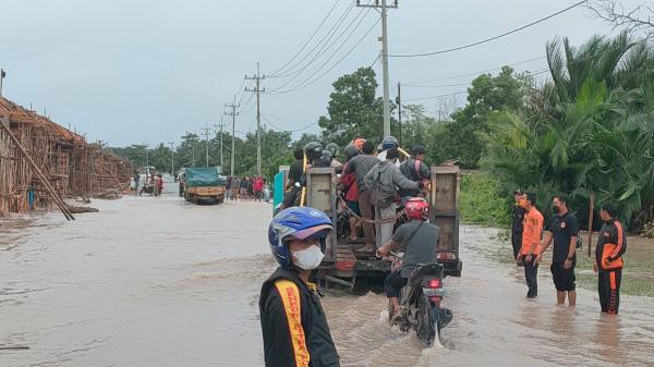 Banjir Jalan Nibung, Truk dan Tronton Tawarkan Jasa Angkut Rp20 Ribu