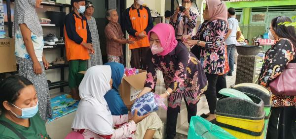 Hari Ibu, DWP Ditjenka Kemenhub dan PIKKA PT KAI Berikan Bantuan ke Korban Erupsi Semeru