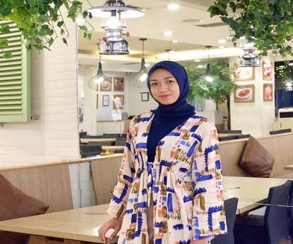 5 Potret Cantik Ipda Nadya Ayu Kapolsek Termuda: No 5 Tampil Kasual Sweater Krem