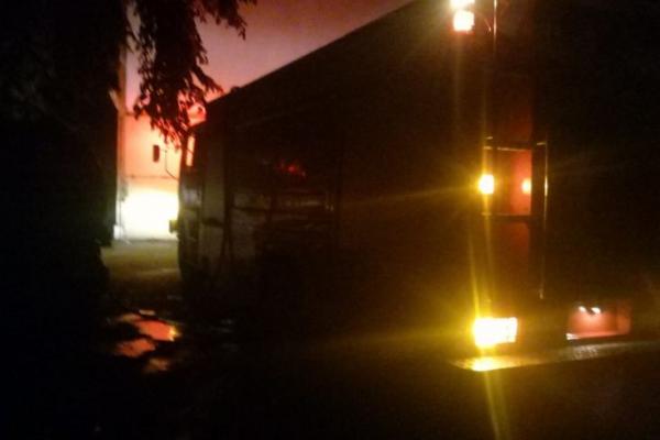 5 Unit Damkar Dikerahkan, Padamkan Kebakaran Pabrik Mabel di Tangerang