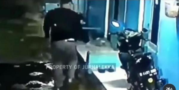 Viral Pencuri Bersenjata Api Sedang Beraksi di Bekasi Terekam CCTV