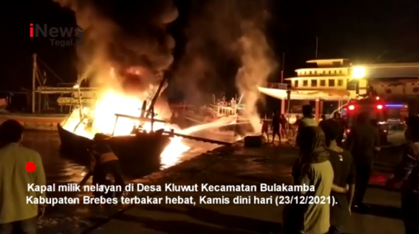 Video Detik-detik Kapal Nelayan di Dermaga Kluwut Brebes Terbakar