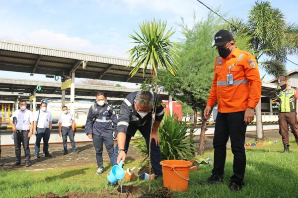 Sedekah Oksigen, PT KAI Daop 3 Cirebon Tanam 100 Pohon di 3 Stasiun