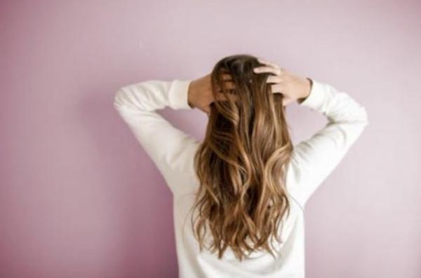 Girls, Ini 3 Kebiasaan yang Tanpa Disadari Sebabkan Rambut Rontok