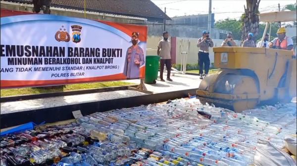 Jelang Nataru, Ribuan Miras Digilas