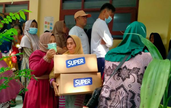 Peduli Semeru, Super Agen Kumpulkan Donasi Paket Sembako dan Pakaian Layak Pakai