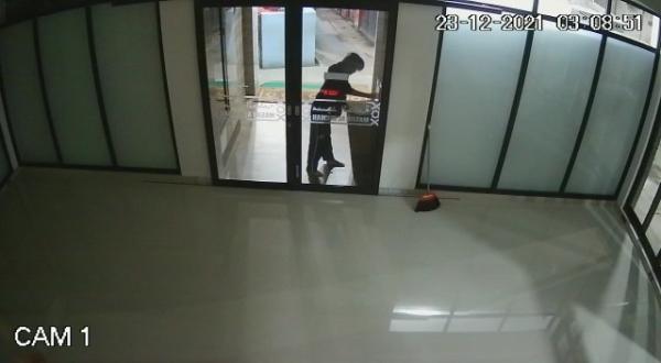 Terekam CCTV, Pria Berambut Pirang Nekat Bobol Kotak Amal Masjid di Ciputat