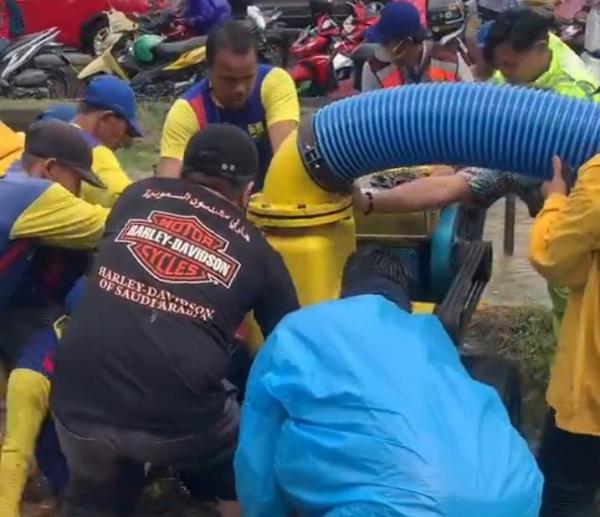 Banjir Setinggi Paha Gubernur Herman Deru di Samping Universitas IBA