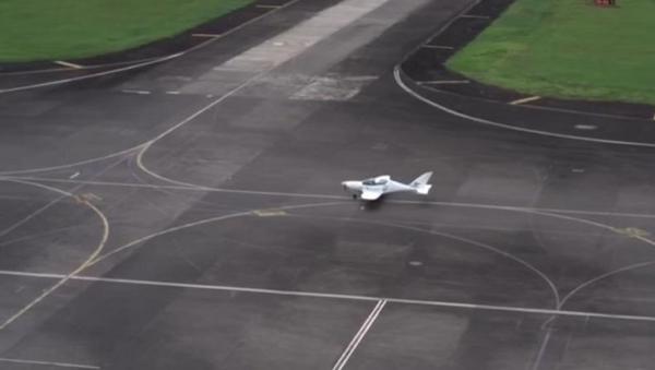Misi Pecahkan Rekor Dunia, Pilot Muda Lepas Landas di Bandara Halim Perdanakusumah