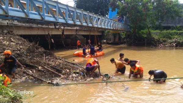 Dianggap Menjadi Penyebab Banjir, Sampah di Sungai Kriyan yang Menggunung Dibersihkan