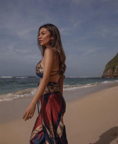 Gaya Ariel Tatum Pakai Bikini di Pantai, Netizen: Pantainya Kalah Cantik