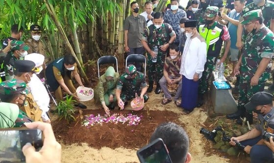 Jenderal Dudung Ziarahi Makam Sejoli yang Jasadnya Dibuang ke Sungai