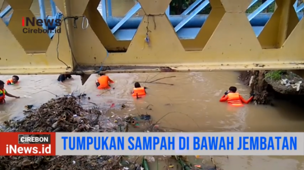 Video Tumpukan Sampah Kali Kriyan Dibersihkan