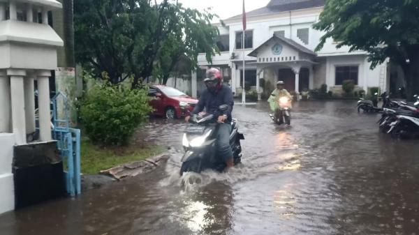 Diguyur Hujan Kurang dari Satu Jam, Kantor Bupati Brebes Terendam Banjir