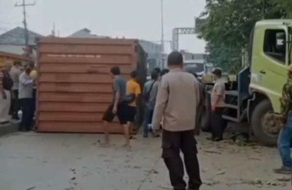 Truk Kontainer Tabrak Pohon di Bekasi, Kontainernya Terjatuh  Timpa Pejalan Kaki hingga Tewas