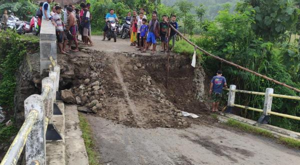 Jembatan Penghubung Dua Kecamatan di Brebes Ambruk Diterjang Banjir, Aktivitas Warga Terhambat