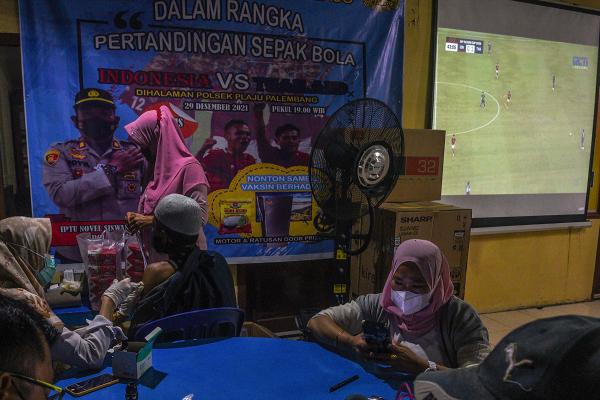 Nobar Final Leg Pertama Piala AFF Sambil Vaksin COVID-19