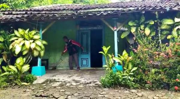 Miris! Dua Keluarga Masih Tetangga Bupati Brebes Tinggal di Rumah Tidak Layak Huni
