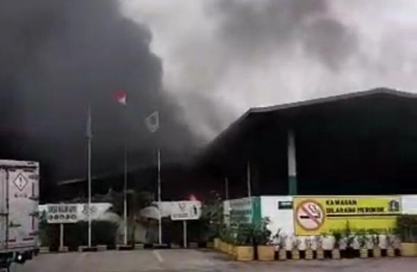 Gudang Pabrik Kimia di Cengkareng Dilalap Si Jago Merah, 18 Mobil Pemadam Dikerahkan