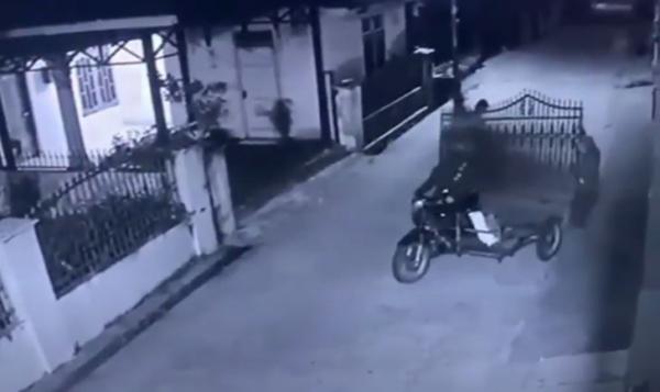 Terekam CCTV Aksi Viral Kawanan Becak Hantu di Medan Curi Pagar Warga Setinggi 5 Meter