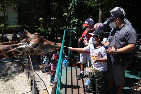 Kebun Binatang Surabaya Dipenuhi Pengunjung di Hari Pertama Tahun 2002