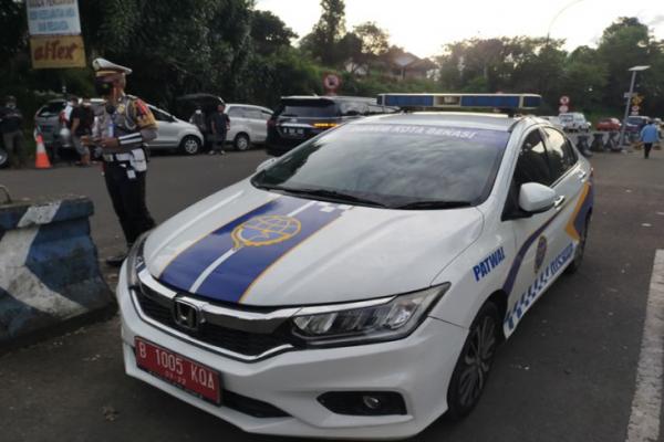 Dishub Bekasi Barat Kawal Mobil Mewah ke Puncak Vimala Hills Ditilang Satlantas Polres Bogor