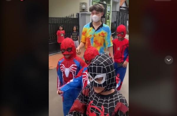 Keren, Cowok Ganteng Viral Setelah Sewa Bioskop Nonton Spider-Man Bareng Anak Panti Asuhan
