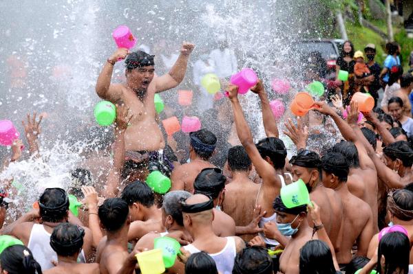 Begini Keseruan Tradisi Perang Air di Pulau Dewata