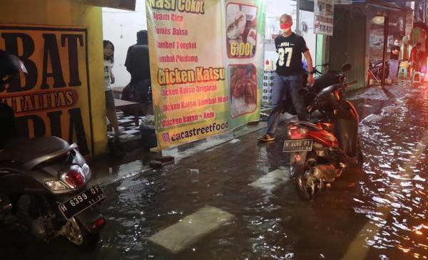 Saat Urus Banjir di Malam Tahun Baru, Jalannya Ganjar Pranowo Tertatih, Ini Penyebabnya