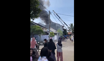 Korsleting Listrik, Toko Material di Pondok Petir Depok Terbakar